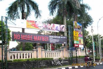 Spanduk di Kawasan KFC Jalan Sudirman