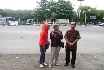 Berbagi stiker di Perempatan Terminal Giwangan