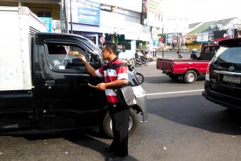 Berbagi stiker di Perempatan Janti