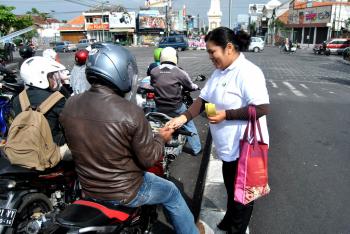 Berbagi stiker di Perempatan Tugu