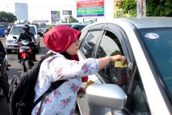 Berbagi stiker di Perempatan Jalan Wonosari