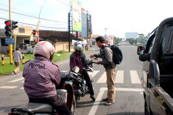 Berbagi stiker di Perempatan Jalan Wonosari